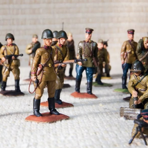 Фигурки героев и солдатиков